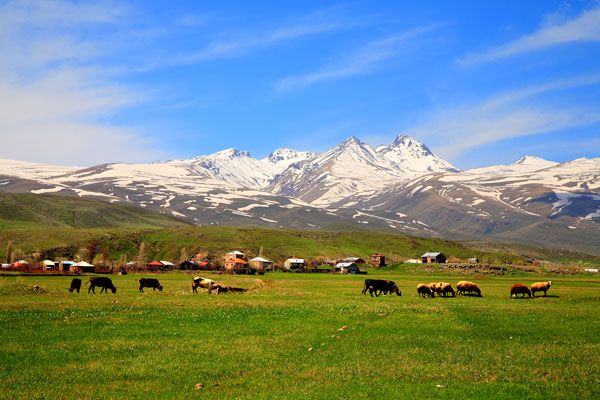 Bei der Armenien-Reise wandern wir am Fuße des Aragats Vulkanes
