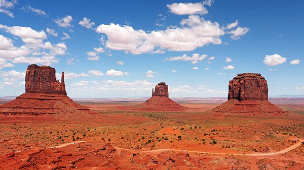 Auf unserer USA Trekking Reise erleben wir tolle Blicke auf die berühmten Tafelberge aus Sandstein im Monument Valley.