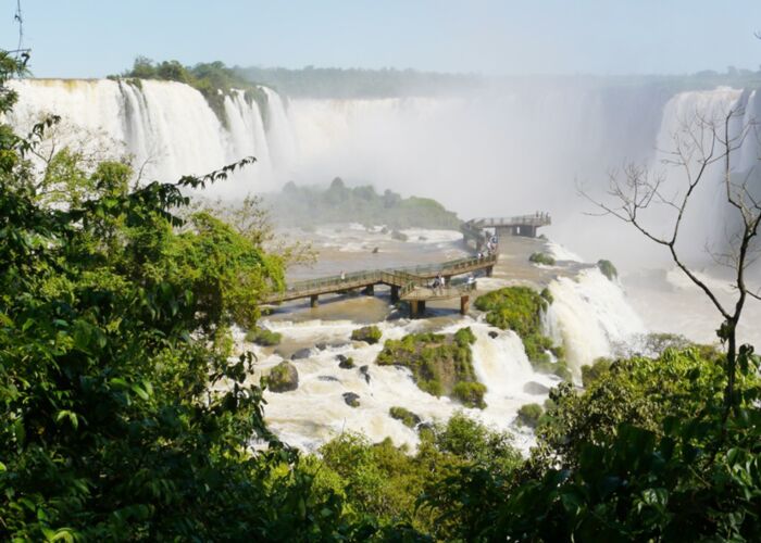 Die weltberühmten Iguazú-Fälle im Dreiländereck sind ein einziges Naturspektakel