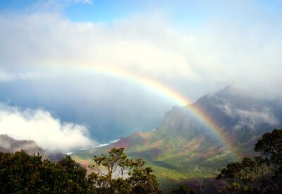 Auf der Insel Kauaʻi auf Hawaii erleben wir einen unvergesslichen blick auf das Kalalau Valley, gekrönt mit einem Regenbogen.