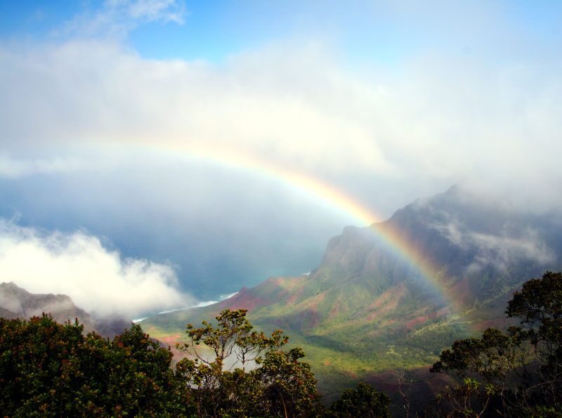 Auf der Insel Kauaʻi auf Hawaii erleben wir einen unvergesslichen blick auf das Kalalau Valley, gekrönt mit einem Regenbogen.