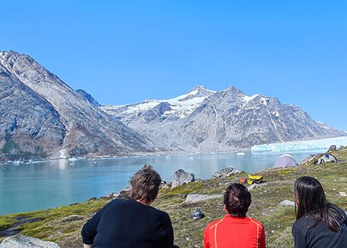 Zelten mit Blick auf die Gletscher und Berge Grönlands