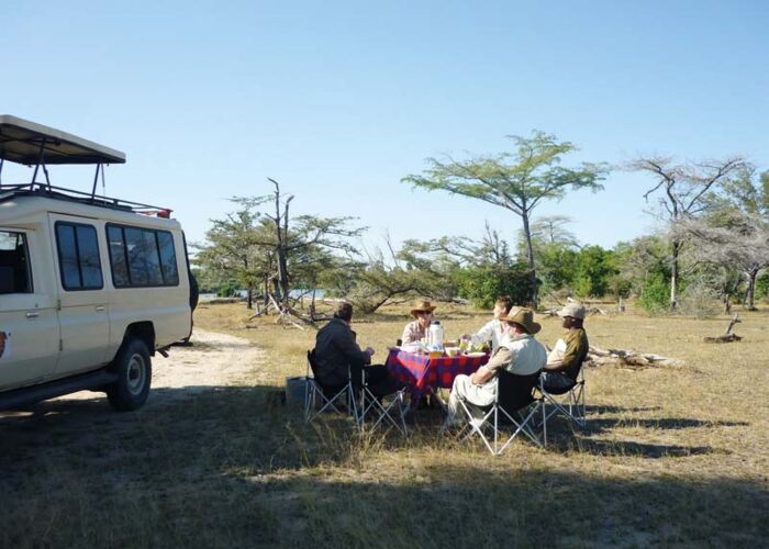 Der deutschsprachige Reiseleiter versorgt auf Safari mit einem Mittagessen