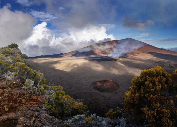 Bei der Gruppenreise La Reunion wandern wir zum Kraterrand des Vulkan Cratère Dolomieu