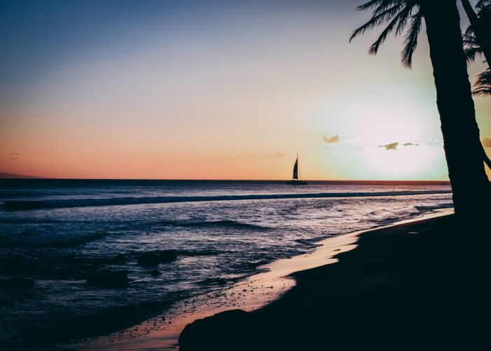 Bei der Zeltübernachtung am Strand von Hawaii erleben wir einen schönen Sonnenuntergang