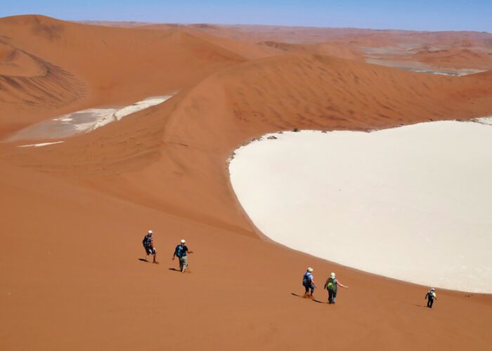 Geführte Wanderung mit Guide über die Dünen der Kalahari