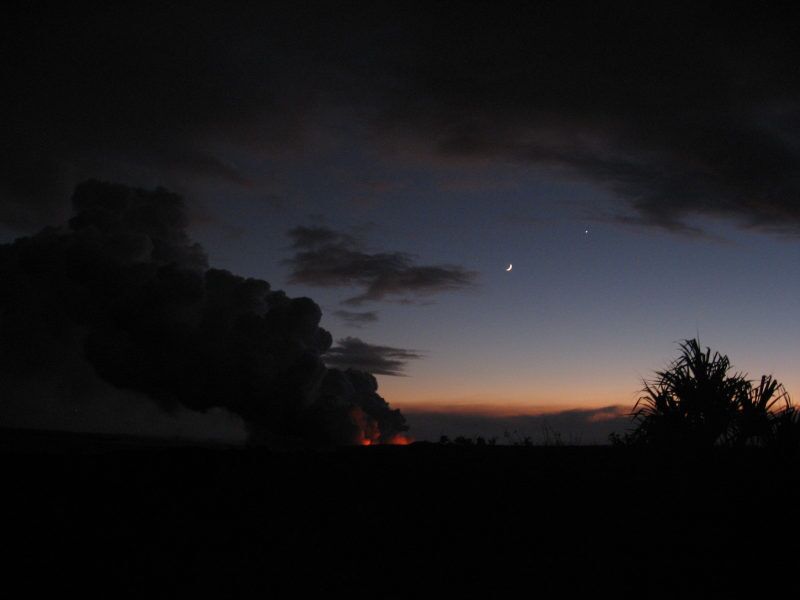 Abendausklang mit Blick auf einen Lavasee auf Hawaii.