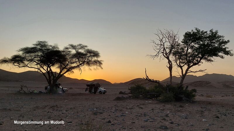 Unser Camp bei toller Morgenstimmung und Sonnenaufgang  am Mudorib in Namibia
