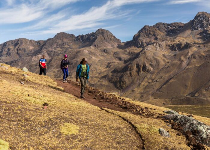 Der Abstieg durch das rote Tal vom Regenbogenberg in Peru ist ein Highlight der Reise