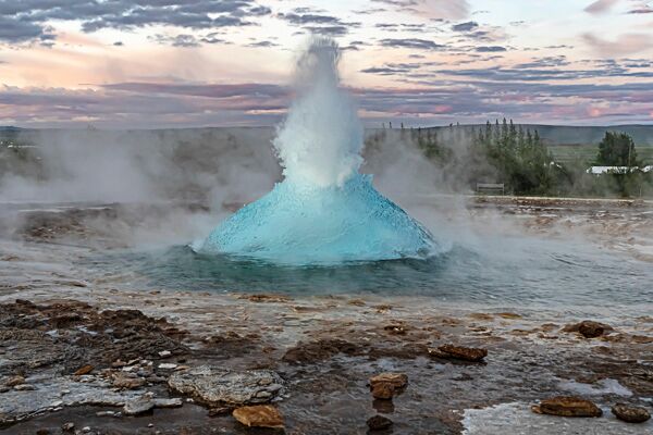 Ausbrechender Geysir in der isländischen Vulkanlandschaft