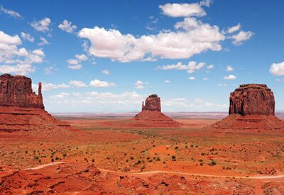 Auf unserer USA Trekking Reise erleben wir tolle Blicke auf die berühmten Tafelberge aus Sandstein im Monument Valley.
