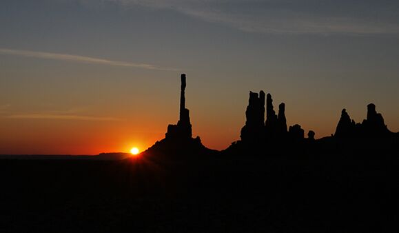 Wir geniessen die Lichtspiele während des Sonnenuntergangs auf unserer WIGWAM USA Trekkingreise im Monument Valley.