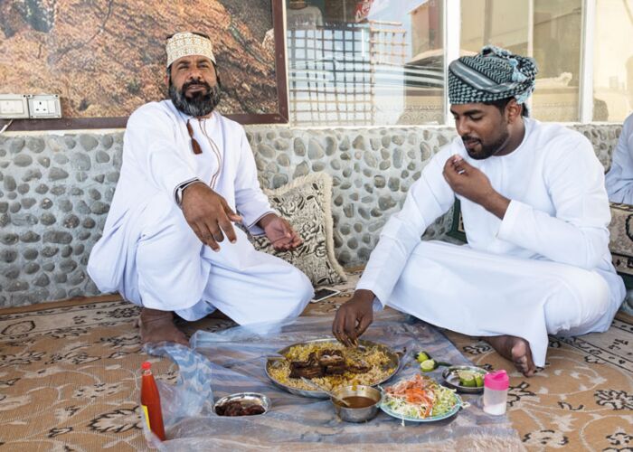 Ausflug zum omanischen Markt mit intensiven Gewürzen und traditionellem Handwerk