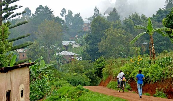 Zahlreiche Wanderwege führen durch die Dörfer in den Usambara Bergen