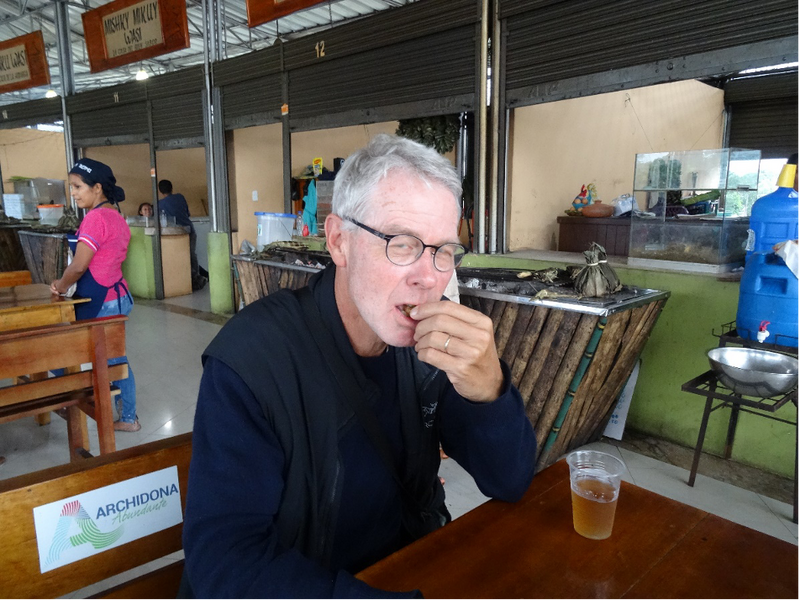 Ein skeptischer Blick von unserem Reiseleiter Thomas als er den gegrillten Holzwurm in Ecuador probiert.