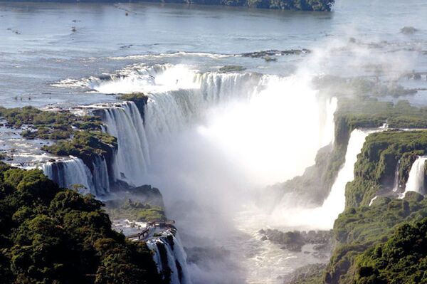 Eines der Top 10 Sehenswürdigkeiten sind die Iguazu Wasserfälle in Brasilien, sie sind ganzjährig bereisbar