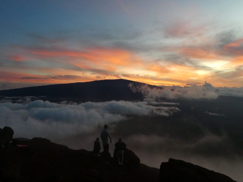 Wir geniessen den Sonnenuntergang am Mauna Kea während unserer Wanderreise auf Hawaii