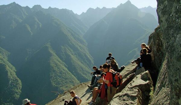 Unser Reiseleiter führt uns sicher auf alten Inkawegen nach Machu Picchu