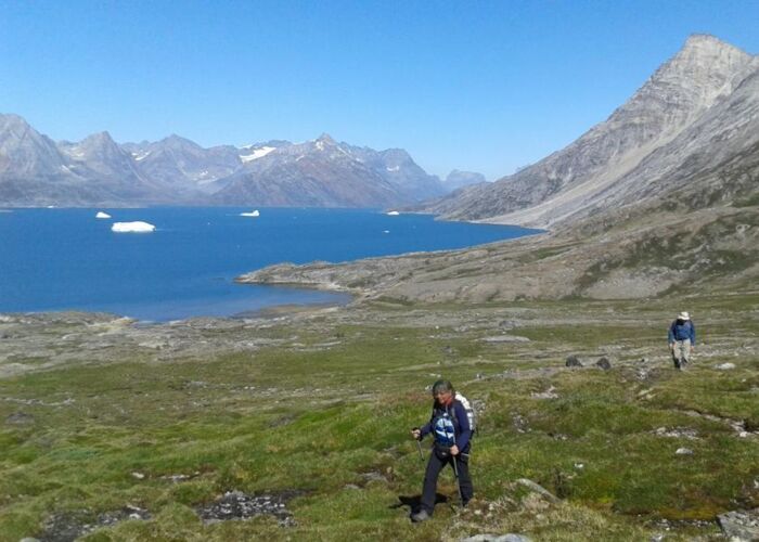 Auf der Wanderreise geht es über grüne Hügel und Berge des Festlands.