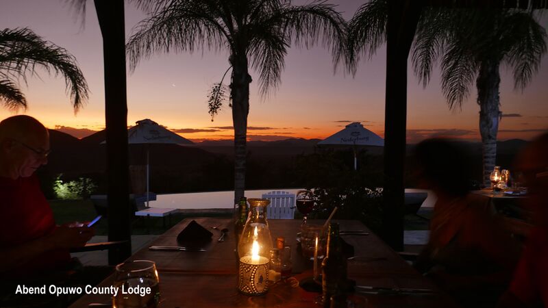 Ausklang eines wunderschönen Reisetages mit Blick auf den Sonnenuntergang im Kaokoveld in Namibia