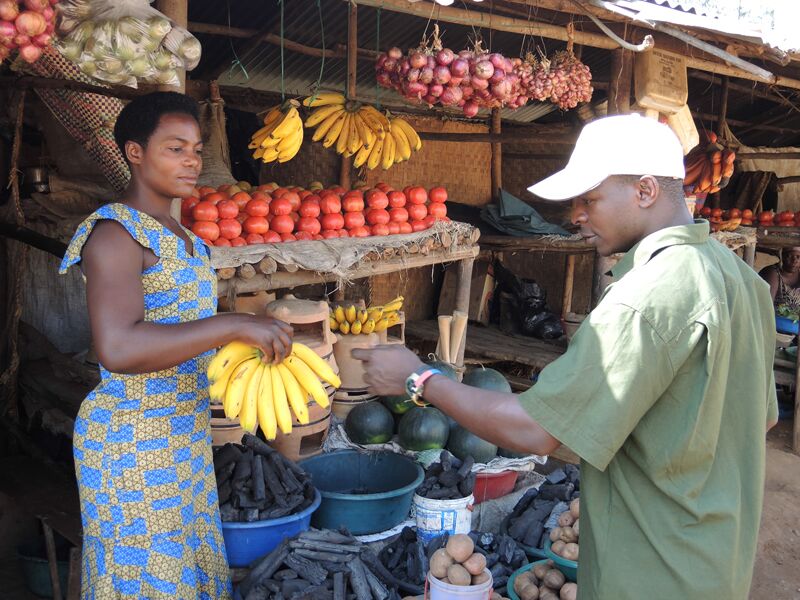 Bei der Uganda-Reise essen wir viel lokales Obst und Gemüse vom Markt