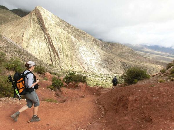 Wandern am 5. Tag des Tilcara Trekkings von San Lucas nach Pena Alta in Argentinien