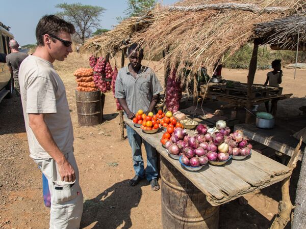 Der Reiseleiter kauft die Verpflegung oft unterwegs an einheimischen Marktständen in Zambia