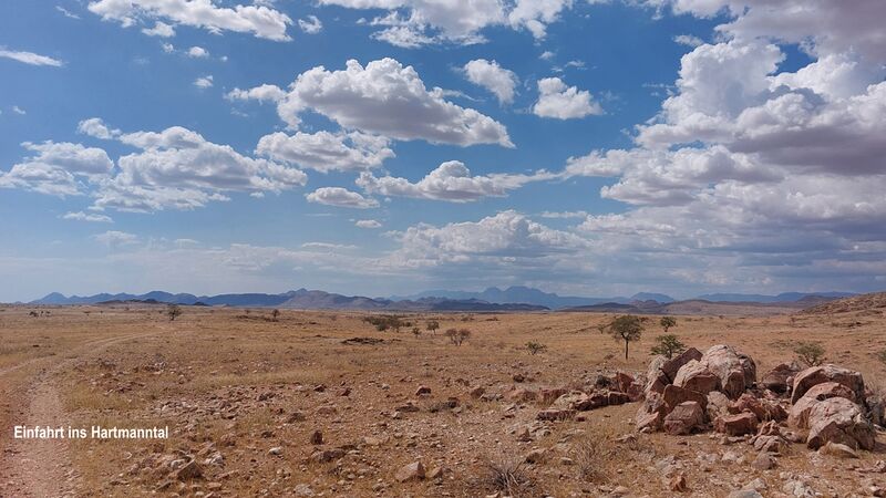 Tolle Wolkenstimmung bei der Einfahrt ins Hartmanntal in Namibia
