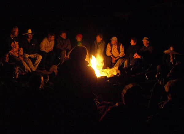 Zwischen den Kakteen-Wäldern auf der Halbinsel Baja California beim Lagerfeuer