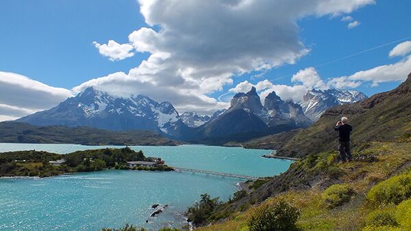Die Bergformationen hinter dem Lago Pehoe in Patagonien sind beliebte Fotomotive.
