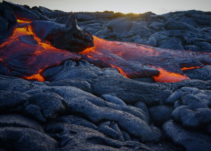 Glühende Lava fließt auf der Insel Big Island ins Meer - ein Highlight einer jeden Hawaii-Reise