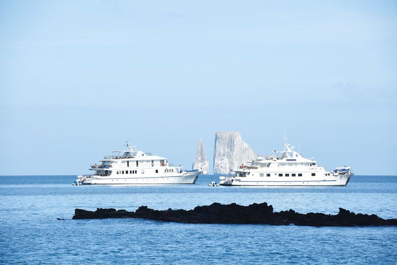 Die beiden Schiffe während der Kreuzfahrt auf die Galapagos Inseln