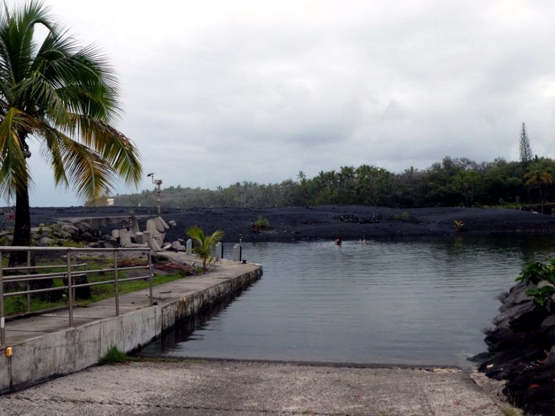 Wir unternehmen einen Ausflug nach Isak Hale, ein ehemaliger Hafen auf Big Island auf Hawaii.