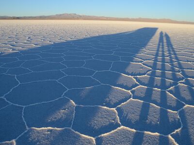 In der Trockenzeit von Juni bis Oktober kann man über das Salz des Uyuni fahren