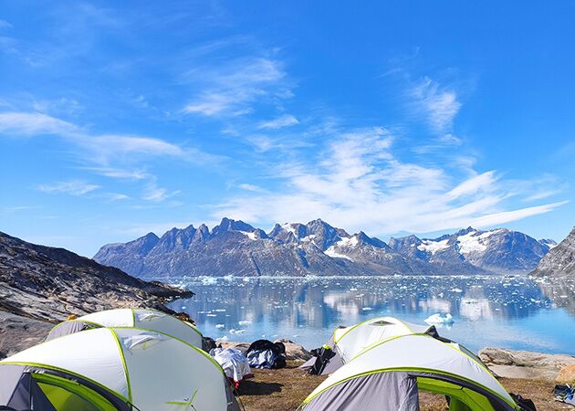 Das Camp ist direkt am Gletschersee aufgeschlagen in Grönland