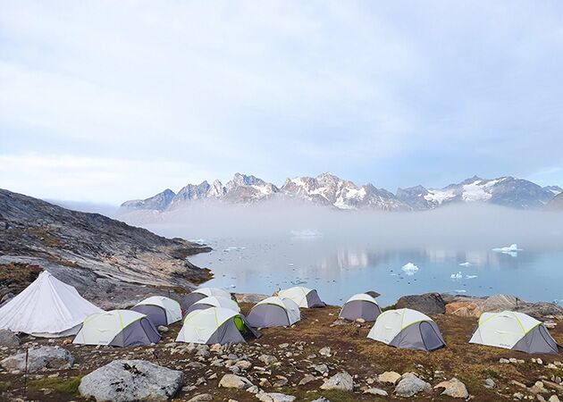 Sanfter Nebel legt sich morgens auf den See, an dem wir unsere Zelte bei der Expedition aufschlagen