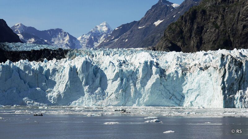 Der gigantische Margerie Gletscher erhebt sich direkt vor unserem Boot m Glacier Bay Nationalpark.