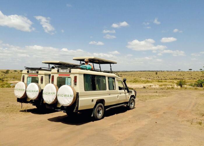 Allradfahrzeuge bringen die Kleingruppe sicher durch das Massai-Land der Serengeti