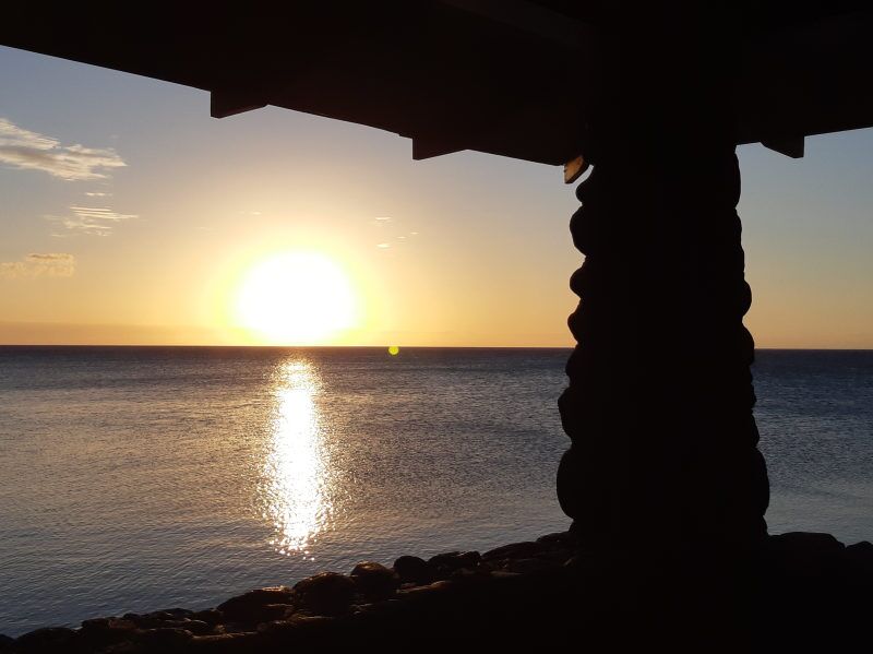 Wir genießen den Sonnenuntergang direkt am Meer auf der Großen Insel von Hawaii.