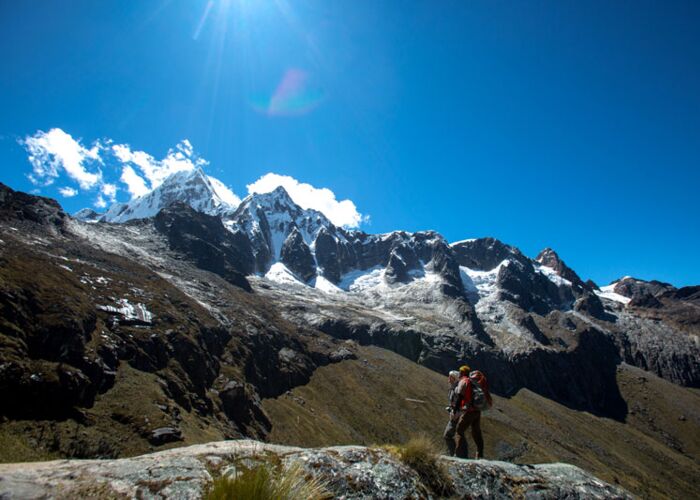 Beim geführten Santa Cruz Trekking überschreiten wir mehrere hohe Pässe