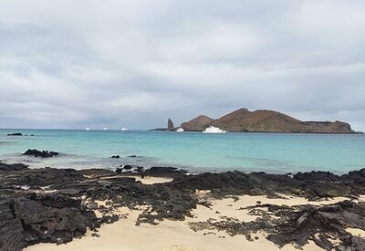 Unser Charterschiff Coral zwei vor der Insel Bartholomé mit dem bekannten Pinnacle Rock.