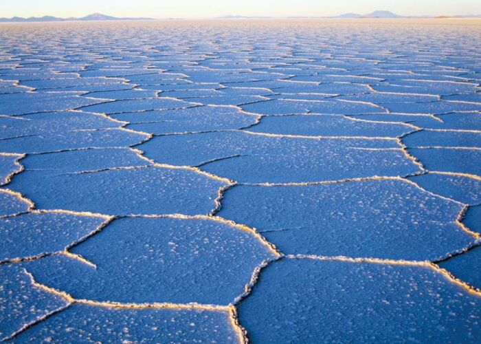 In der Trockenzeit ab Juli bilden sich auf der Uyuni Wüste trockene Salzränder