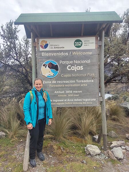 Das Eingangsschild am Cajas Nationalpark zeigt uns die Höhe von 3850 Metern an.