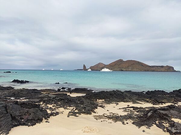 Unser Charterschiff Coral zwei vor der Insel Bartholomé mit dem bekannten Pinnacle Rock.
