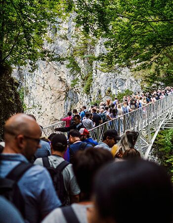 Wer seine reisen so nachhaltig wie möglich planen möchte sollte auf Reiseziele verzichten, die durch Massentourismus geprägt sind.