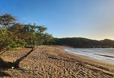 Wir erleben menschenleere Strände auf der Insel Molokai während unserer Rundreise auf Hawaii.