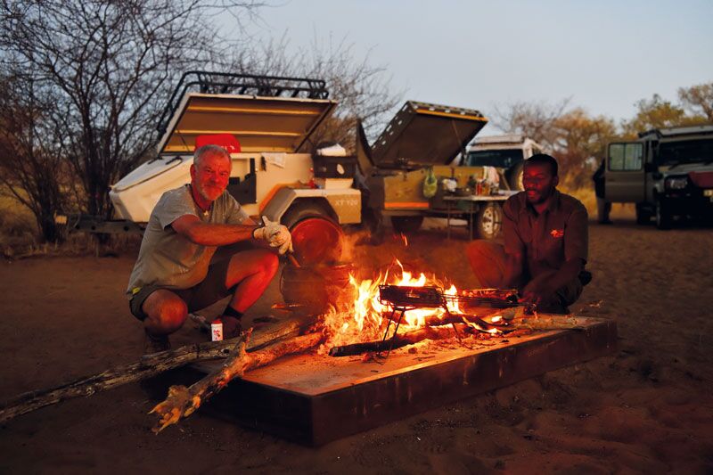 Das Abendessen im Wildnis-Camp im South Luangwa Nationalpark wird unter freiem Himmel gekocht