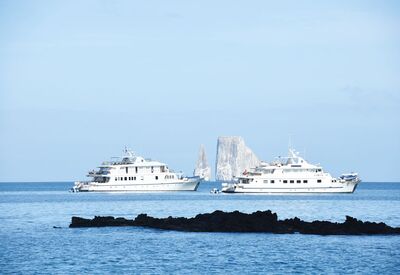 Die beiden Schiffe während der Kreuzfahrt auf die Galapagos Inseln