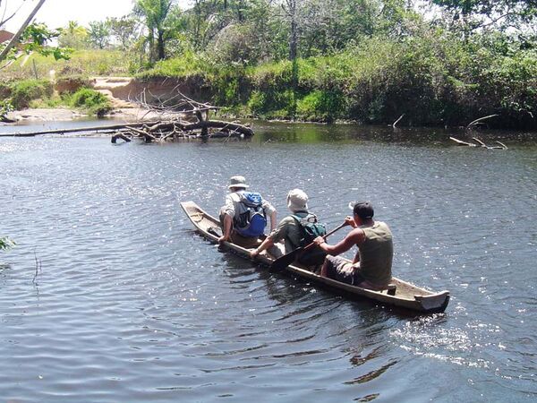 Eine Einbaum Kanufahrt durch das Amazonasgebiet ist sowohl in der Trocken- als auch in der Regenzeit ein Erlebnis