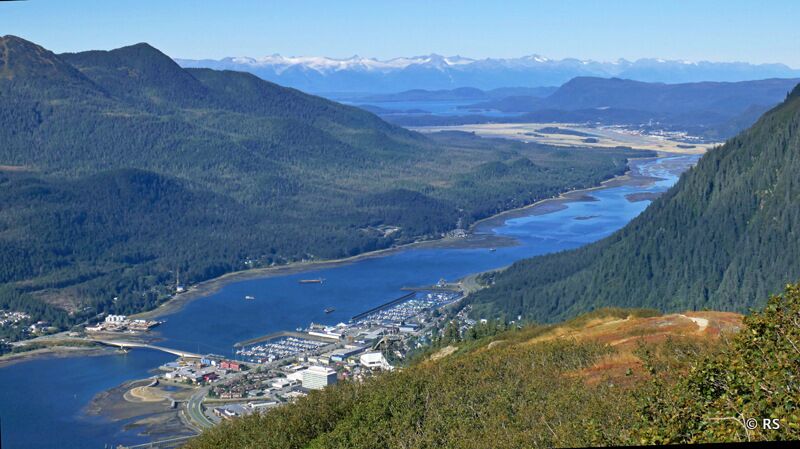 Der Zwischenstop in Ketchikan ermöglicht uns schöne Ausblicke auf die wunderschöne Fjordlandschaft in Alaska.